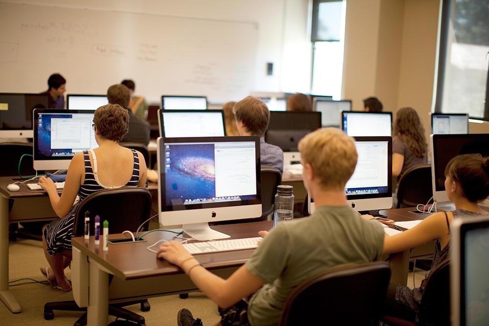 计算机科学导论是一门受专业和非专业学生欢迎的课程.